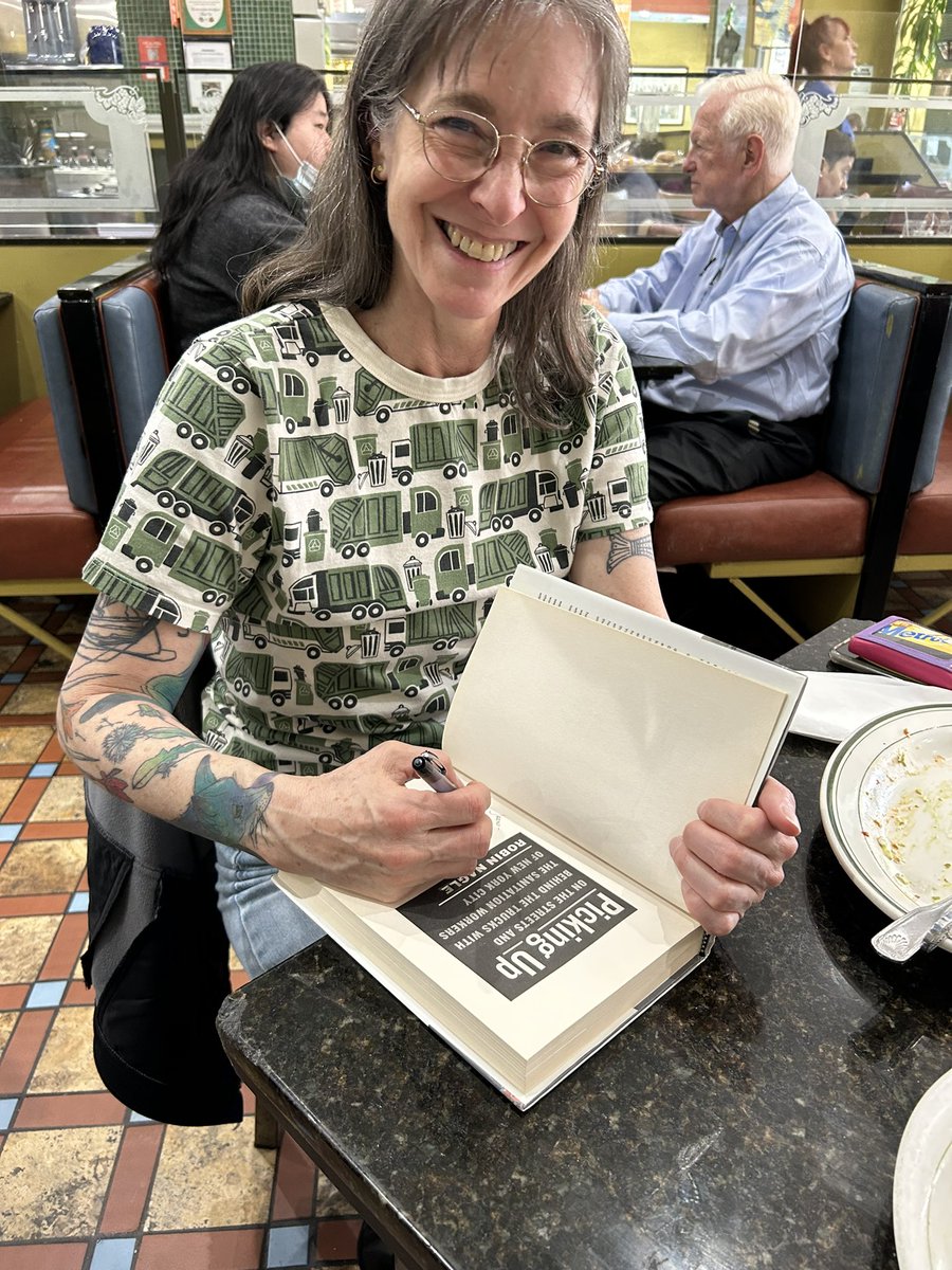 MunicipalOracle's tweet image. A very special moment today. 🤩 Just had a great lunch with the amazing @rznagle who signed my copy of Picking Up. It’s always fab when #wasters connect. We’re kind of a world wide family of sorts. 🗑️ ♻️ 🚛 🌎 👐🏻