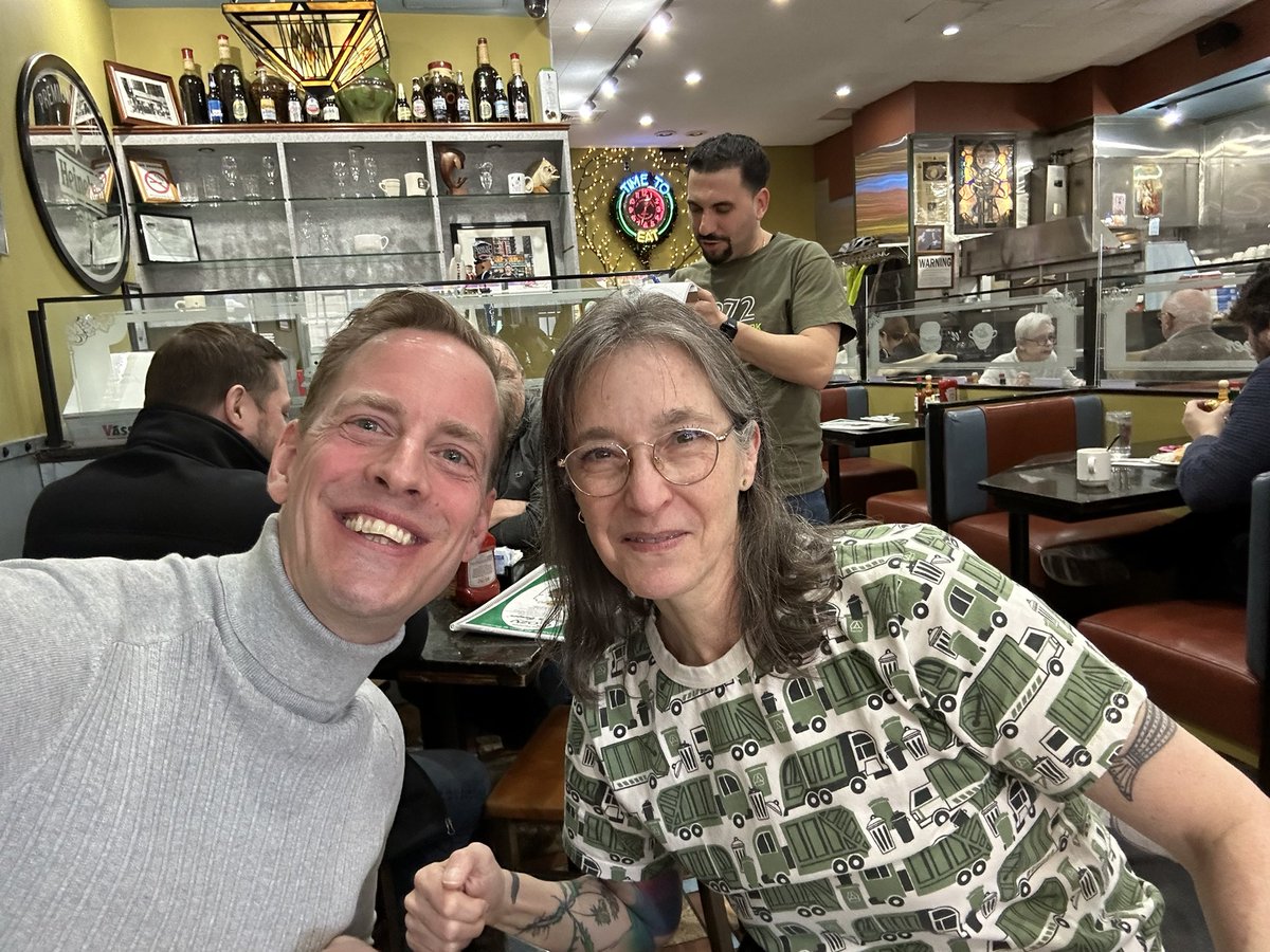 MunicipalOracle's tweet image. A very special moment today. 🤩 Just had a great lunch with the amazing @rznagle who signed my copy of Picking Up. It’s always fab when #wasters connect. We’re kind of a world wide family of sorts. 🗑️ ♻️ 🚛 🌎 👐🏻