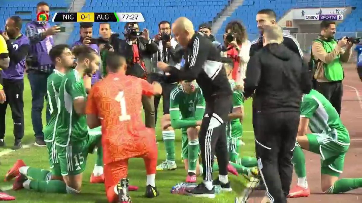 LeTerrain__'s tweet photo. L’arbitre a arrêté le match afin de laisser aux joueurs algériens le temps de rompre leur jeûne.

Magnifique image. 🤲🏽❤️ https://t.co/RhRVjRUpvZ