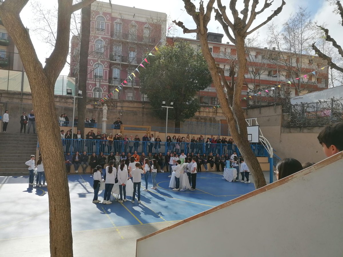 standreu's tweet photo. L'alumnat de #6EP ens ha presentat el seu "Hospital Sant Andreu" i hem pogut conèixer tot el que hem après sobre el cos humà #repensem #redescubrim #salut #coshumà https://t.co/S121j5Jnlo