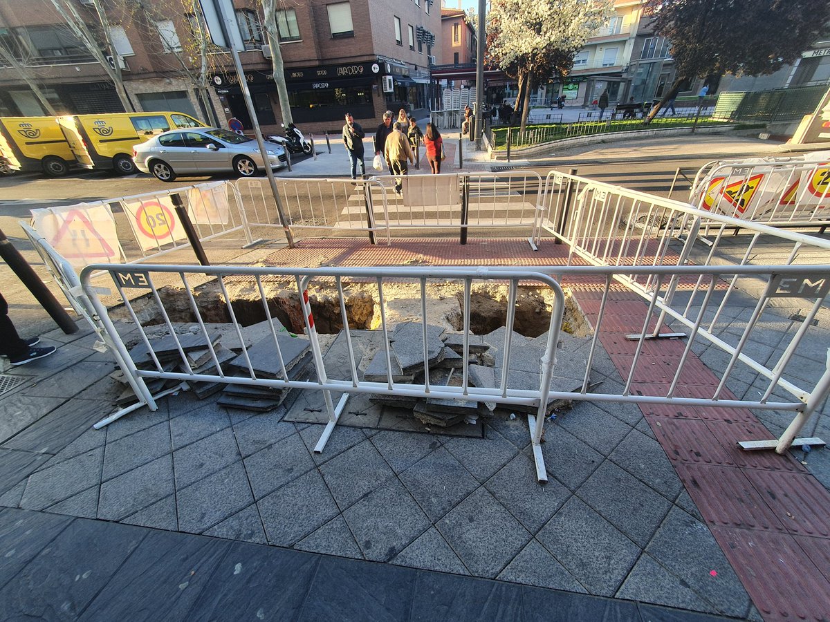 mcorregi22's tweet photo. Hola @aytogetafe, ese agujero lleva abierto desde hace más de 2 meses en calle Arboleda, 22 sin que nadie aparezca desde ese momento. Aparte de llenarse de suciedad es un peligro https://t.co/hLzxZi9alE
