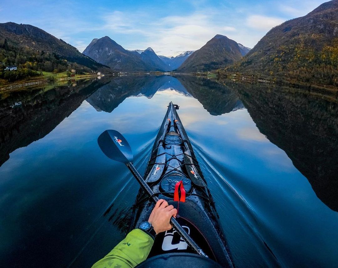 POV: You’re exploring the Norwegian fjords in your kayak… 🏞 🇳🇴 📸 : #GoProFamily member tfbergen (IG) #GoPro #GoProUK #Norway #Kayak #Fjord #Mountains #Explore