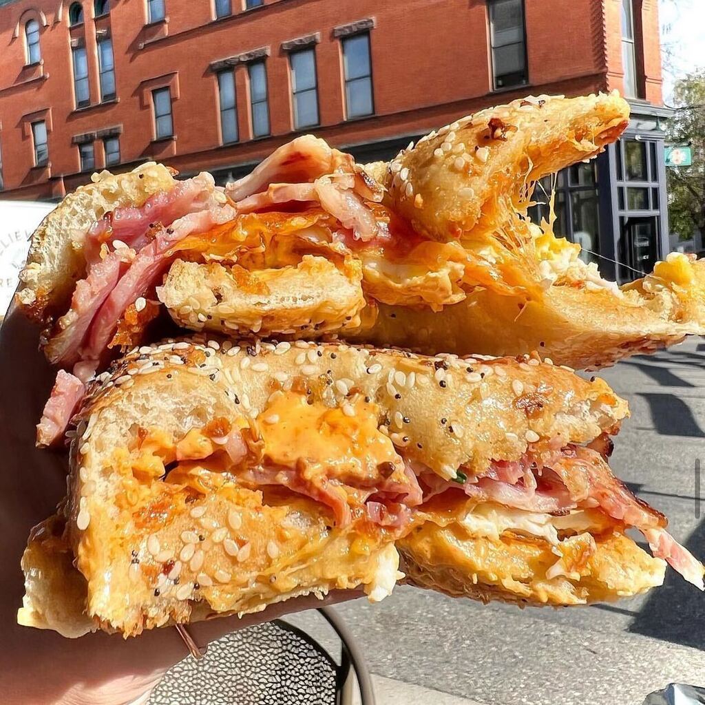 Behold the breakfast sammie of all breakfast sammies! 🤤 instagr.am/p/CqTOSJjuiX5/