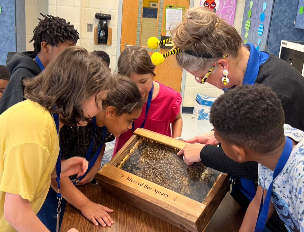 RobesonCC's tweet photo. Last Friday, our very own Christy Locklear spent the day educating elementary children about the importance of #bees.
To learn more about #beekeeping and upcoming classes, please contact Christy Locklear at 910-272-3609 or chlocklear@robeson.edu. #RobesonCC https://t.co/5DKwATLxcZ