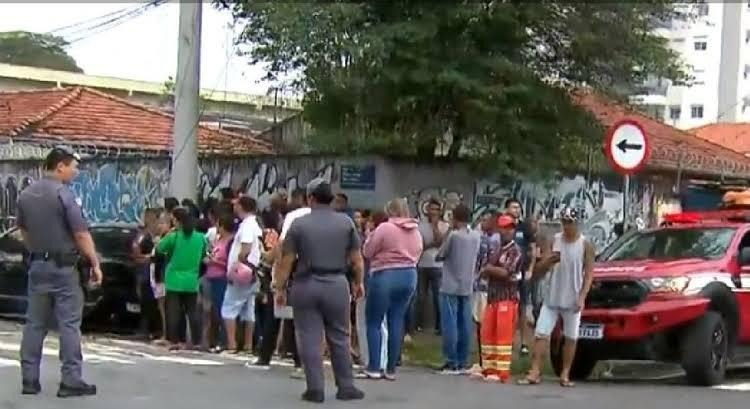 Brasil_fofoca1's tweet photo. 🚨 CRIME 🚨

Adolescente de 13 anos, acusado de racismo, invade escola e atenta contra professores e alunos com faca. 

O criminoso seguia páginas do twitter que incentivavam atentados contra escolas.

#atentado #bullying #crime #noticia #fofoca https://t.co/rOuwTY4R6w