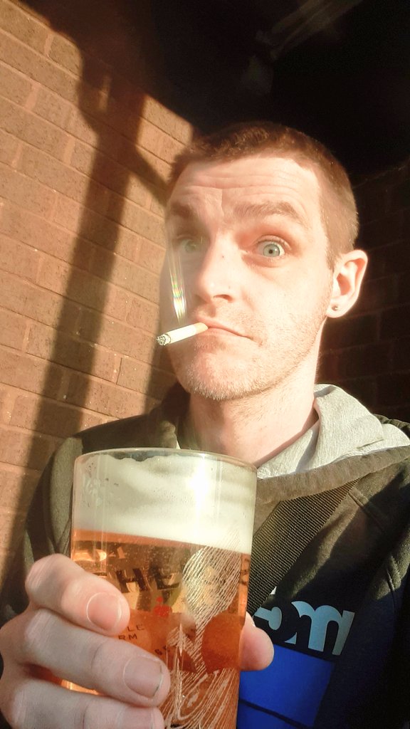 dalehay's tweet photo. Almost 6pm (or 7pm to you BST wankers) and it's still bright and sunny.
Chin-chin. πΊ
#fagBreak π¬ https://t.co/gGIPS9bzzY