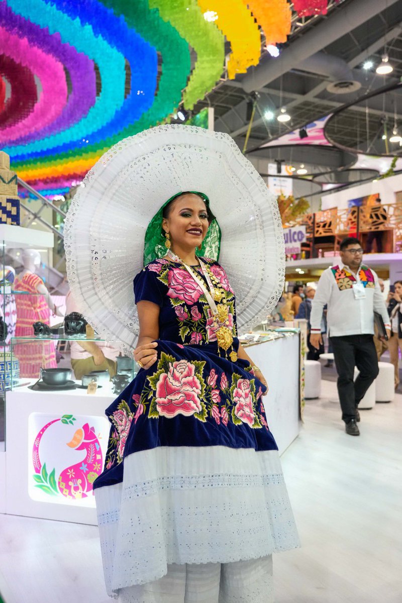 GobOax's tweet photo. ¡El corazón cultural de México ha llegado al #TianguisTurístico de la #CDMX! 

Esta mañana, el gobernador @salomonj, en compañía de la Jefa de Gobierno de la #CDMX, @Claudiashein, el secretario de Turismo Federal, @TorrucoTurismo y la secretaria de Turismo, @saymipinedav, https://t.co/6WyG2RvSel
