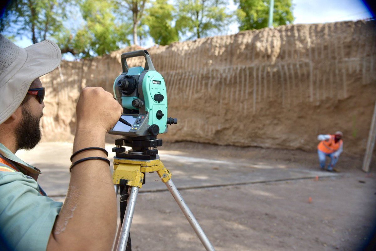 A un mes de iniciada la ampliación y modernización del paso a desnivel de la Veracruz y Luis Encinas, las obras avanzan de acuerdo al programa.

Hoy supervisé los avances.
Tendremos una obra segura y sustentable para peatones, ciclistas y vehículos.

#HermosilloCRECEConObras