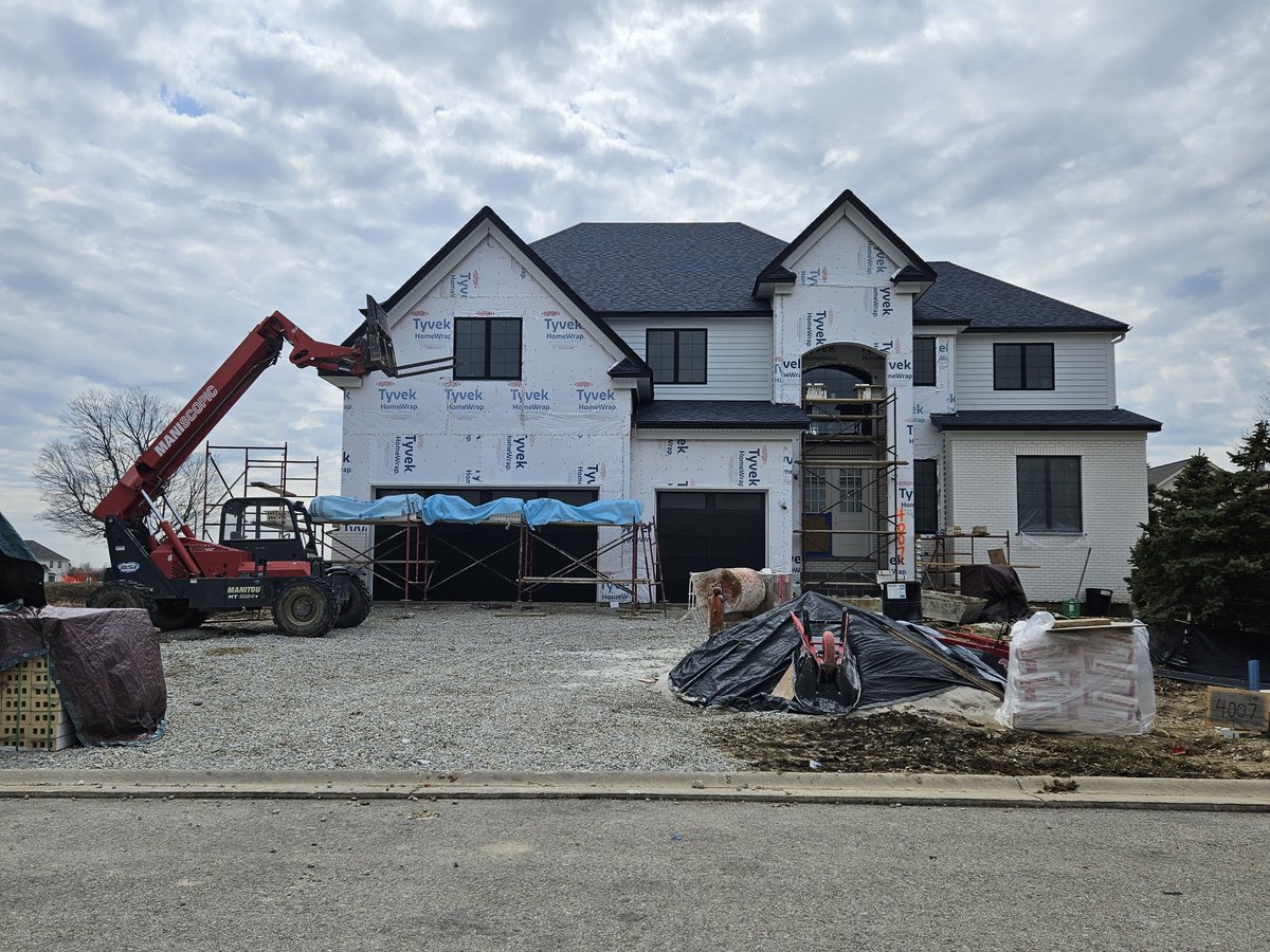 The front #façade is being added to one of our #newhomebuilds in Clow Creek Farm Addition! There's a lot happening this spring. #newhome #newhomedesign #newhomebuilder #newhomeconstruction #homebuilder #homeconstruction #customhome #customhomebuilder #newhomebuilder