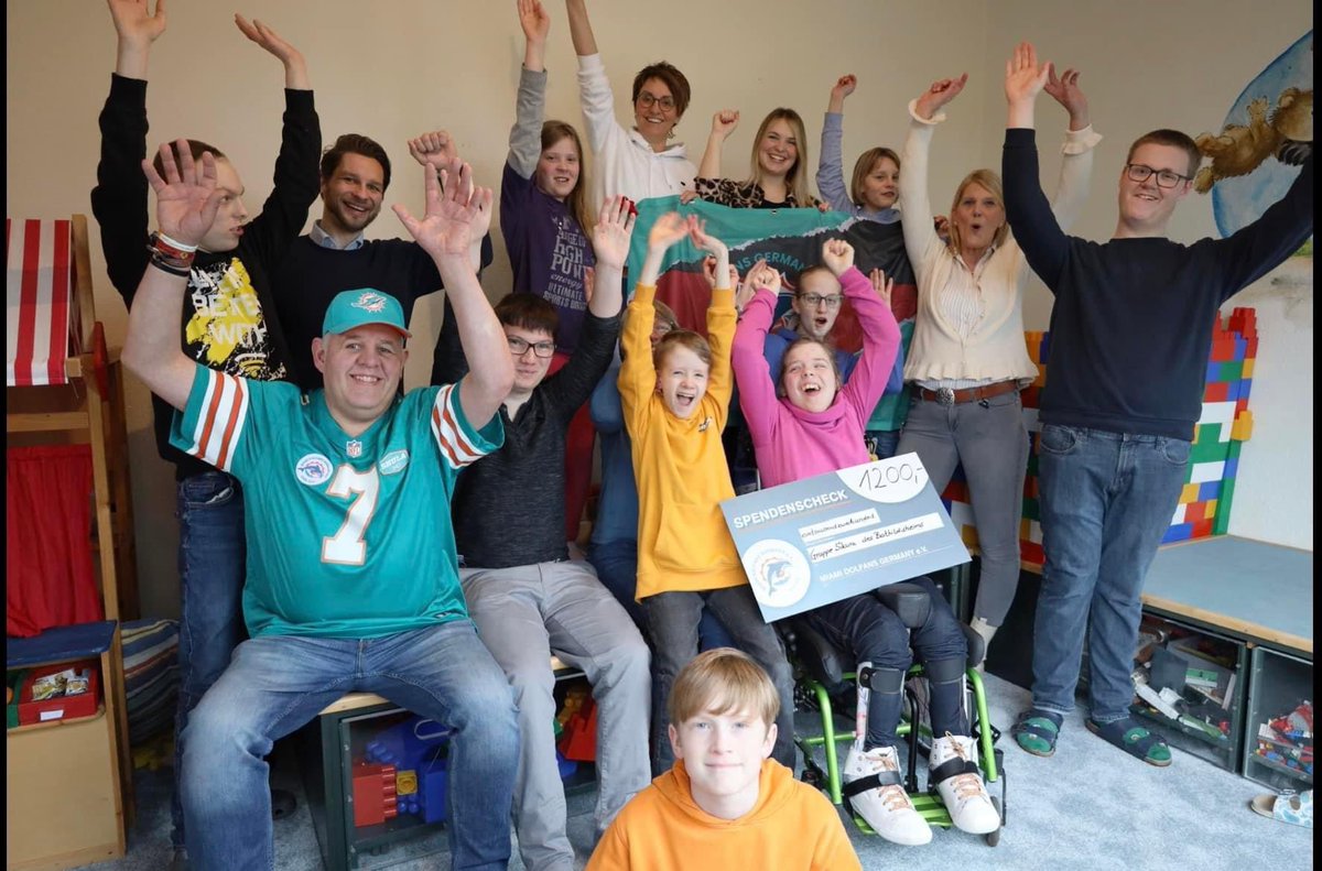 MiamiDolFansDE's tweet photo. Ein weiteres mal das wir was Gutes tun konnten! 🧡
1200€ gingen an die Jugendwohngruppe Bathildisheim. 
Danke an Udo aka Wackenpapst für die Übergabe! #finsup https://t.co/IEwd85xSSO