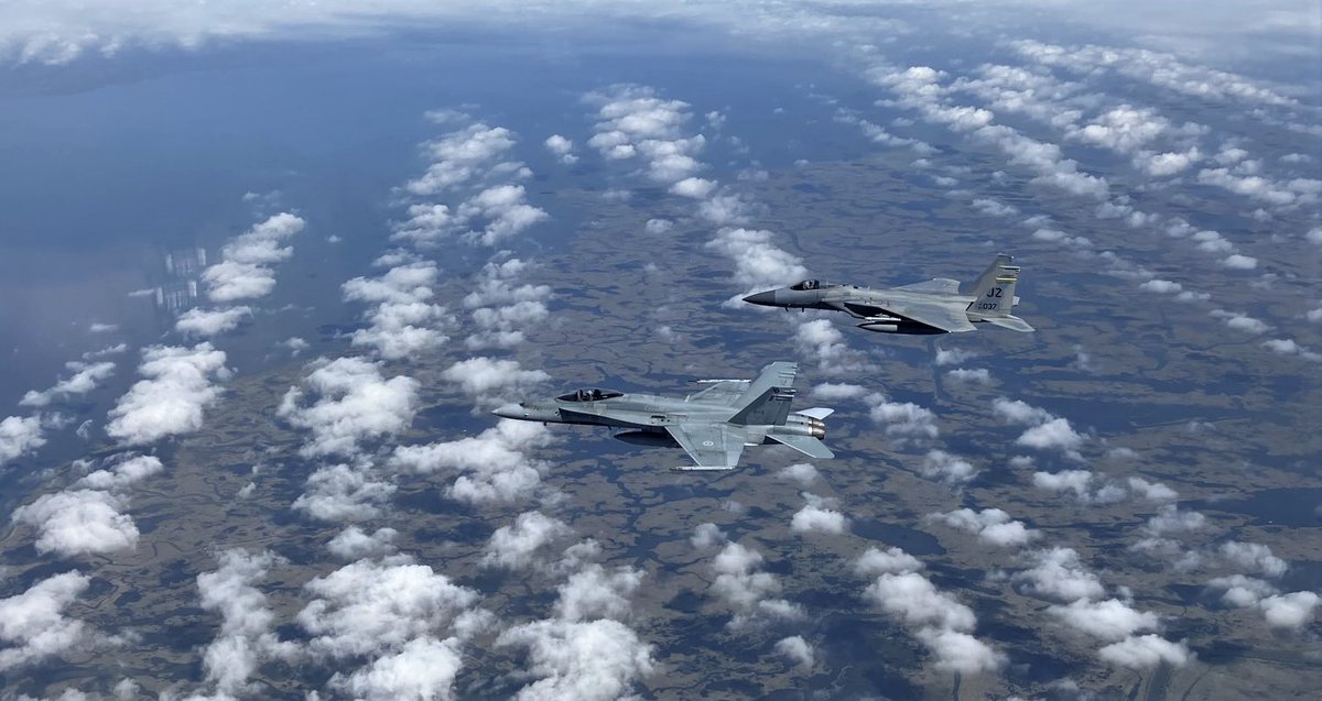 RCAFOperations's tweet photo. .@RCAF_ARC crews deployed on #ExCOUGARSOUTH have been training with 🇺🇸 partners from the Louisiana Air National Guard as they exercise the full spectrum of tactical employment and interoperability of our CF18 Hornets. @NASJRBNOLA #RCAF #CF18 https://t.co/tNOjpn8frC
