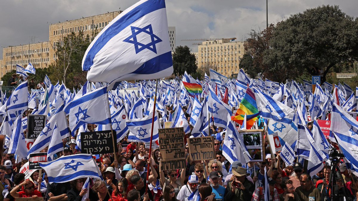 ilanitspinner's tweet photo. #Netanyahu hat nach den Massenprotesten, die das Land praktisch lahmgelegt haben, die Verschiebung der Justizreform angekündigt. Das ist natürlich keine dauerhafte Lösung zeigt aber, was gemeint ist, wenn man von #Israel als der einzigen Demokratie im Nahen Osten spricht https://t.co/9cEykyuLRv