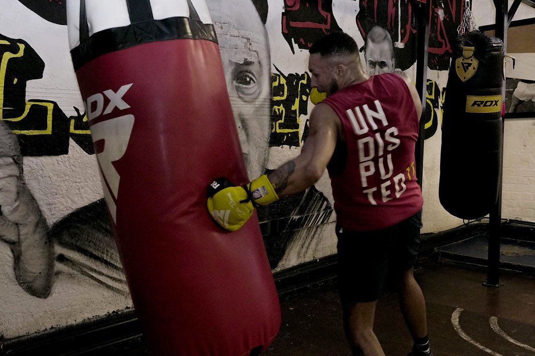 RDXSports's tweet photo. Just Another Day In Camp😤 #ANDTHENEW🎖️⚡️ 
@zelfaflash 
.
.
.
#RDXSports #TeamRDX #MoveImproveEvolve #boxingnews #boxingupdates #latestnews #Zelfabarrett #Zelfaflash #boxingglove #boxing #fitness #striking #gloves #punchingbag #boxingfans #viral #boxinghype #boxing #boxingheads https://t.co/zE4Rq2y6dD