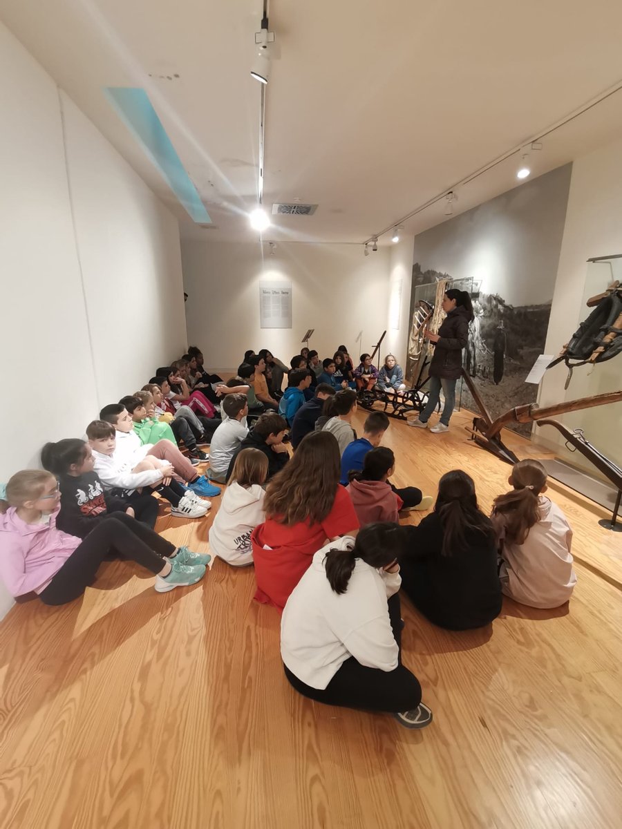 aquagraria's tweet image. Un segundo grupo de 5º de primaria del colegio @cpirosalesdelcanal nos visitó el jueves para conocer la historia de Ejea y de nuestro museo.🚜🌾

#visitasguiadas #conociendoaragon #excursiónescolar #ejea #maquinariagrícola #historia