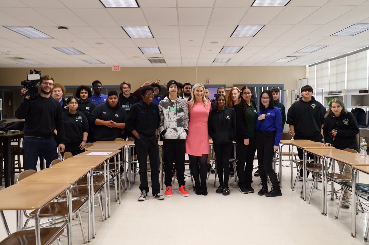 HowellCheneyTHS's tweet image. Thanks to @marcy_jonestv and Alex for not only talking to our #cheney Digital Media students about #newslife but also getting them on air! @WFSBnews