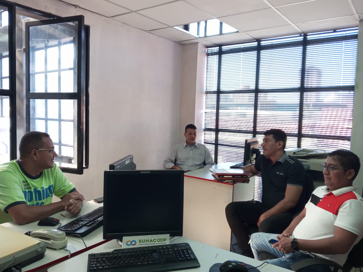 #EnFotos📸 La Superintendencia Nacional de Cooperativas en el estado #Aragua  brindo asesoria  para la actualización de la Asociación cooperativa de Comerciantes de Aragua para la emisión del Certificado de Fiel Cumplimiento a través del SINCOOP 

<a href="/NicolasMaduro/">Nicolás Maduro</a> 
<a href="/jaarreaza/">Jorge Arreaza M</a>