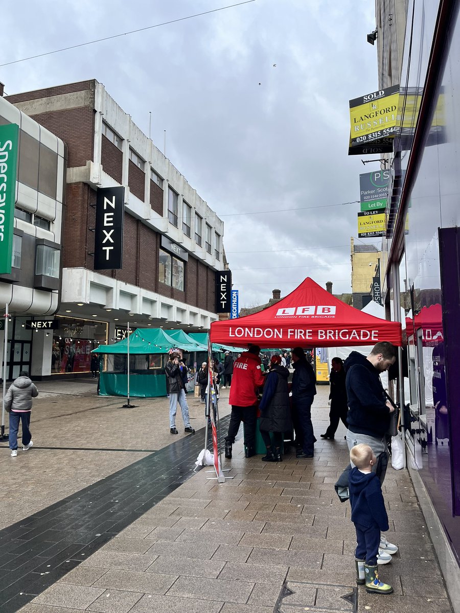 LondonFire's tweet photo. Our firefighters and @LFBFireCadets had a great weekend at the #ProjectHighStreet event in #Bromley. They spoke with passers-by about some of the fantastic work they do in the borough to give back to the community they serve https://t.co/X90ZV0ANWL