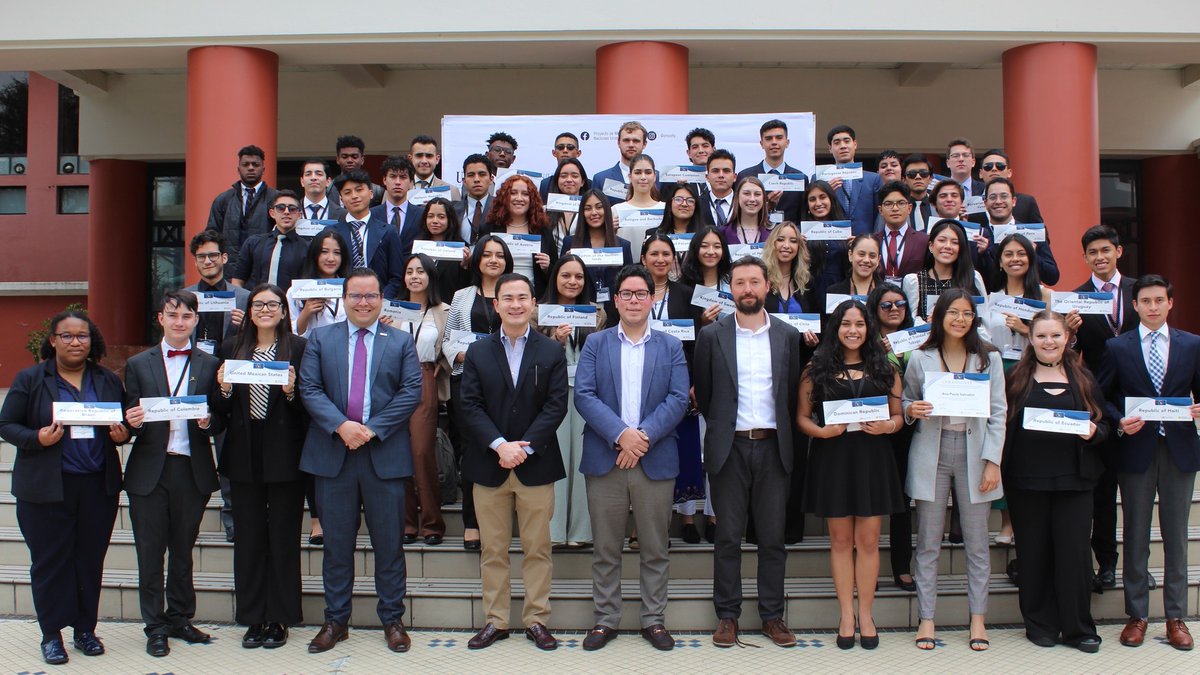 Foto de todos los y las participantes en la cumbre #UECELACusfq23

Ahora: ¡descanso merecido para los y las estudiantes y organizadores!