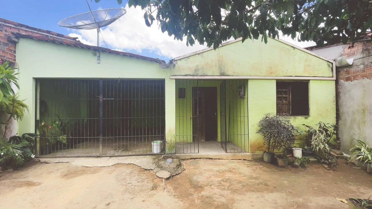 danidoricota's tweet photo. Minha avó vive há mais de 45 anos na mesma casa no Agreste pernambucano. Sempre achei linda, mas faltava um carinho. Aí levei minha turma e a gente transformou a fachada, a entrada e ficou assim❤️ https://t.co/IEvJCrOibm