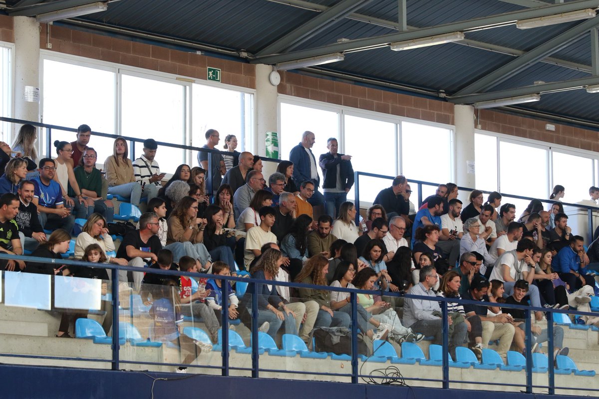 basquetcalvia's tweet photo. 🏀 Calvià 𝒓𝒆𝒔𝒑𝒊𝒓𝒂 𝒃à𝒔𝒒𝒖𝒆𝒕

🏟️ Gran ambiente el de ayer para vivir el choque de Lliga Escribano entre Aleris Calvià y @cbAndratx1985

📸 @prestibefoto 

#respirabàsquet https://t.co/8PZcwmT7nv