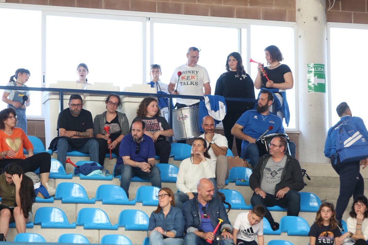 basquetcalvia's tweet photo. 🏀 Calvià 𝒓𝒆𝒔𝒑𝒊𝒓𝒂 𝒃à𝒔𝒒𝒖𝒆𝒕

🏟️ Gran ambiente el de ayer para vivir el choque de Lliga Escribano entre Aleris Calvià y @cbAndratx1985

📸 @prestibefoto 

#respirabàsquet https://t.co/8PZcwmT7nv