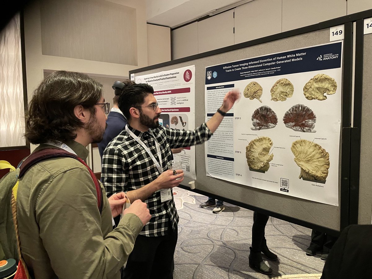 Shayan presenting his poster on the beautiful fibre tract dissections he performed guided by DTI 3D models. ⁦<a href="/AnatomyOrg/">American Association for Anatomy</a>⁩ #anatomy23