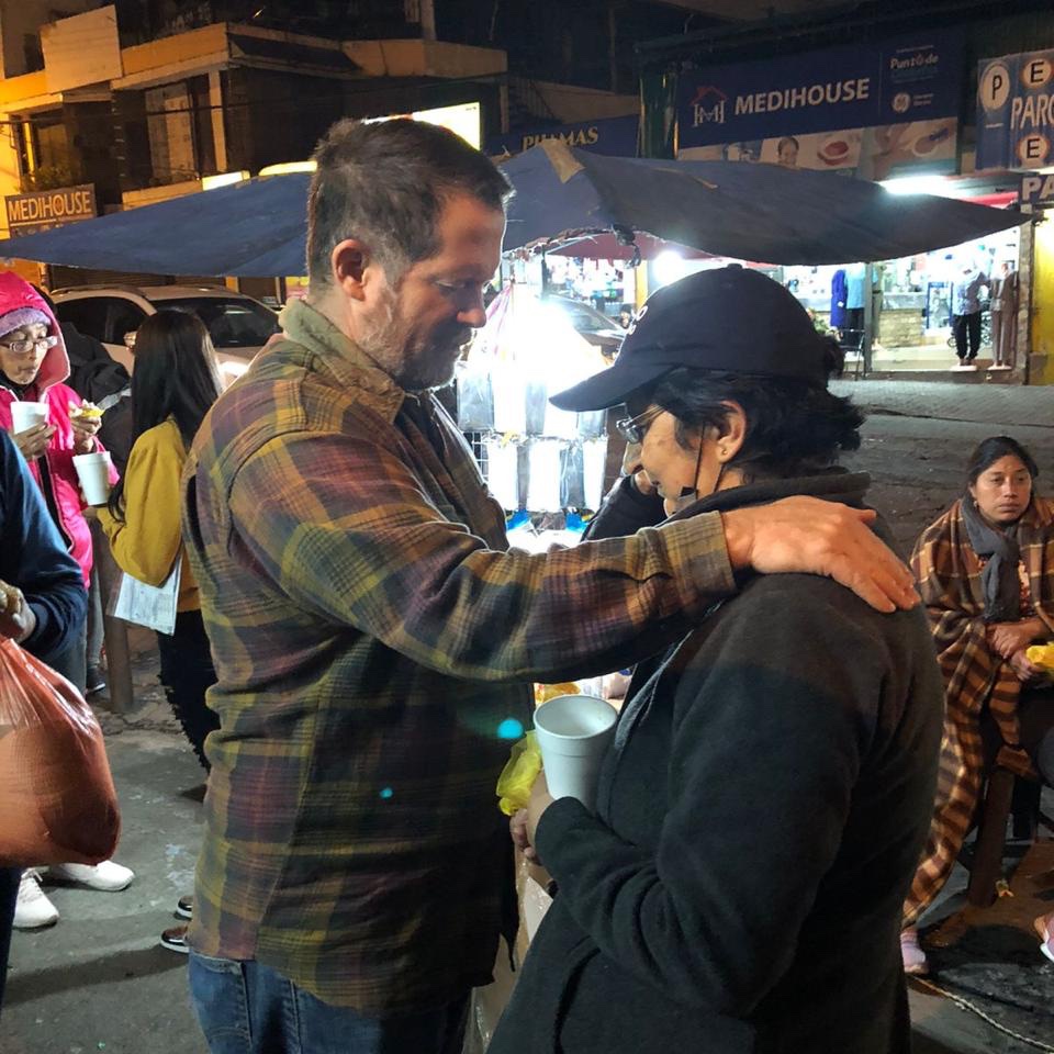 VinaQuito's tweet photo. 🔥Los hombres de F.I.S.T💪 de La Viña, mostramos el Amor de Dios 💖 de una forma práctica, orándo por las personas, hablándoles de la esperanza y amor de Dios y repartiendo sándwiches con chocolate caliente mientras  a las afueras del hospital HCAM.🏥
#AmorDeDios #HCAM #Dios https://t.co/3gbYZNRl99