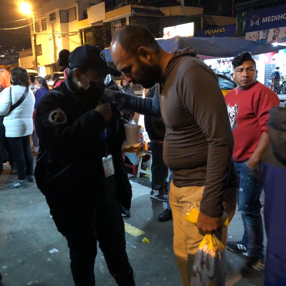 VinaQuito's tweet photo. 🔥Los hombres de F.I.S.T💪 de La Viña, mostramos el Amor de Dios 💖 de una forma práctica, orándo por las personas, hablándoles de la esperanza y amor de Dios y repartiendo sándwiches con chocolate caliente mientras  a las afueras del hospital HCAM.🏥
#AmorDeDios #HCAM #Dios https://t.co/3gbYZNRl99