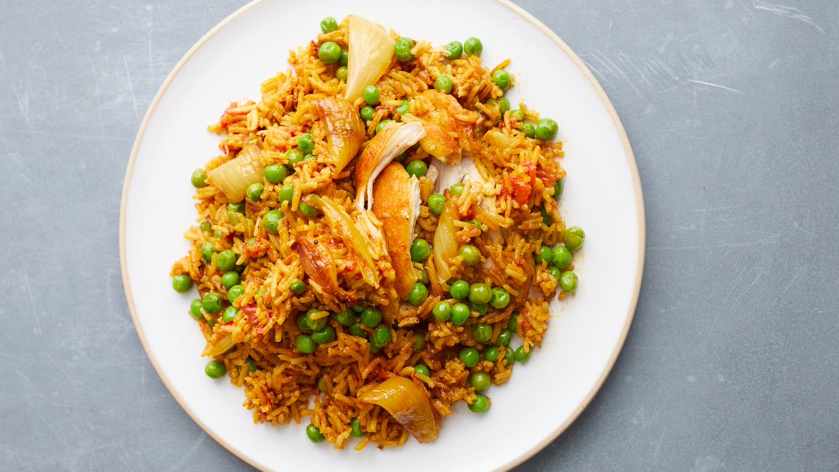 ✨One-Pan Spicy Chicken✨ You heard us! Delicious spicy chicken with gorgeous soft rice, all in #onepan. And it looks THIS good!! #JamiesOnePoundWonders