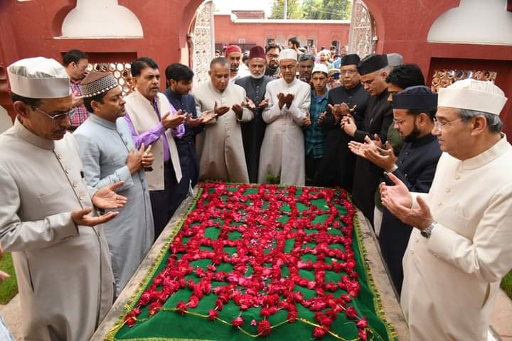 CBS_ssuet's tweet photo. Sir Syed's death anniversary observed at AMU

Aligarh, March 27: The Aligarh Muslim University today observed the death anniversary of Sir Syed Ahmad Khan, the founder of this University. A Quran Khwani (Quran recitation) session was organised in the University Jama Masjid. https://t.co/KftwlsEztG