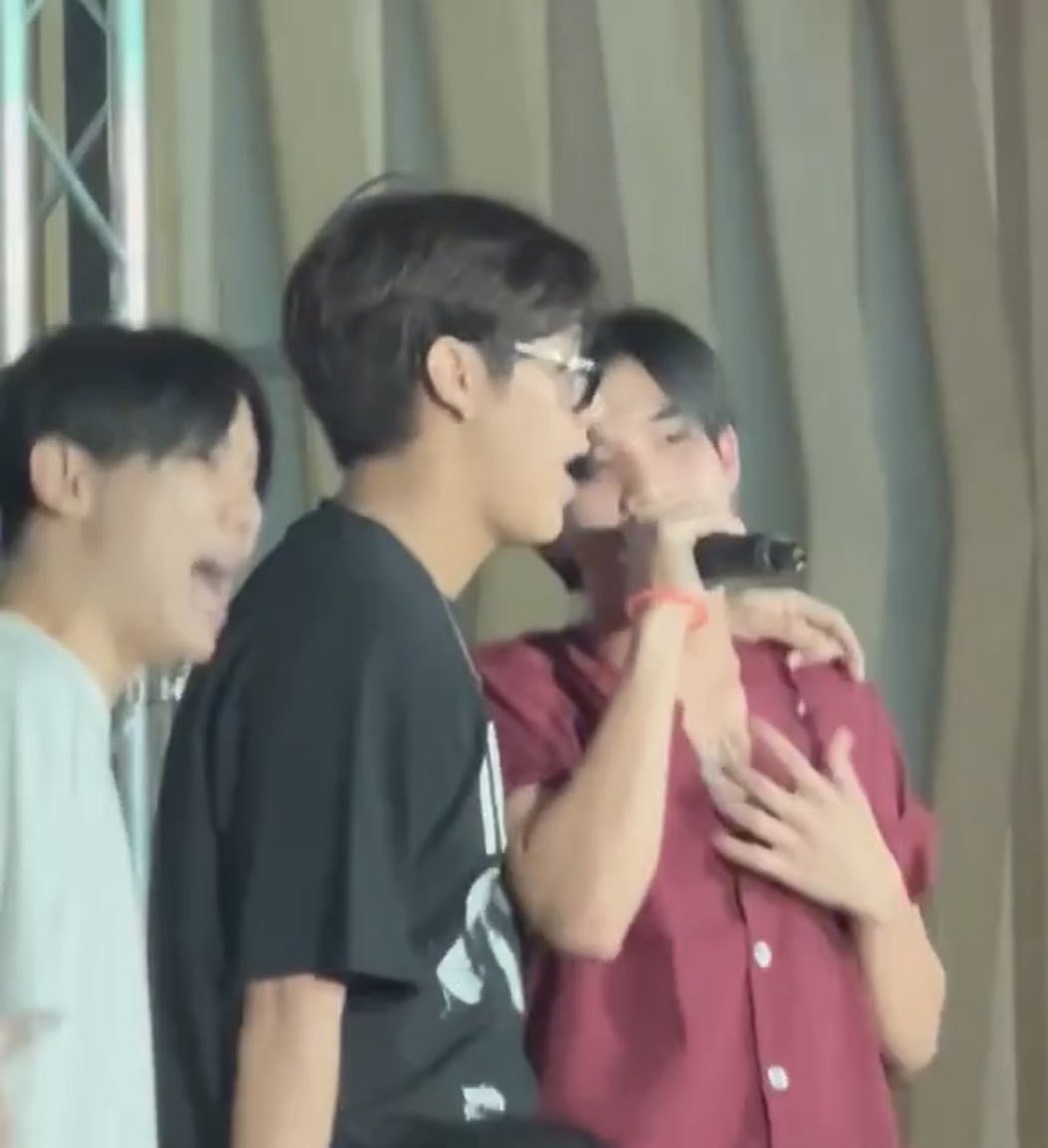 crushon9x's tweet photo. น้องโฟร์ทน้านนเอนดูอะแงงง ร้องทีงอย่างแบ๊ด คืนนี้พี่น้านนเลี้ยงน้องโฟ้ดหรอคับ T__________T น้านนอยู่กะน้องโฟ้ดคือความน่ารักคูณล้านมากๆๆๆๆ 😭💘😭💘 

#GmmtvOuting2023 https://t.co/ny4jTlIv5f