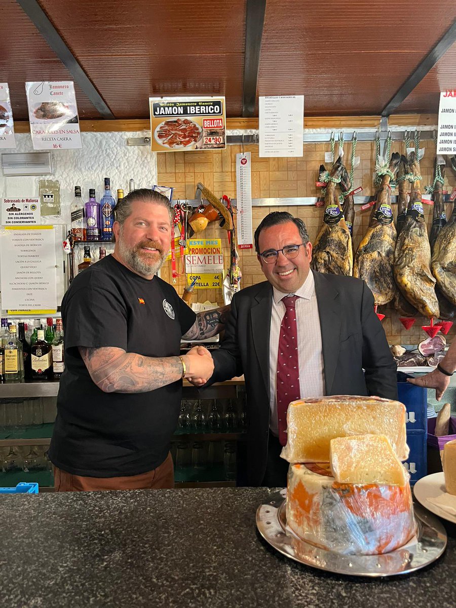 Enseñando nuestro Palacio del Infante don Luis 👑 a <a href="/LarryShyGuy/">Larry Shy</a> un estadounidense enamorado de España 🇪🇸 que lleva tatuado en su brazo desde al Quijote y Sancho y nuestra bandera hasta un toro 🐃, la palabra "tapas" 🧆 y ¡el logo de El Corte Inglés! 😮

⁉️Será nuestro Palacio el