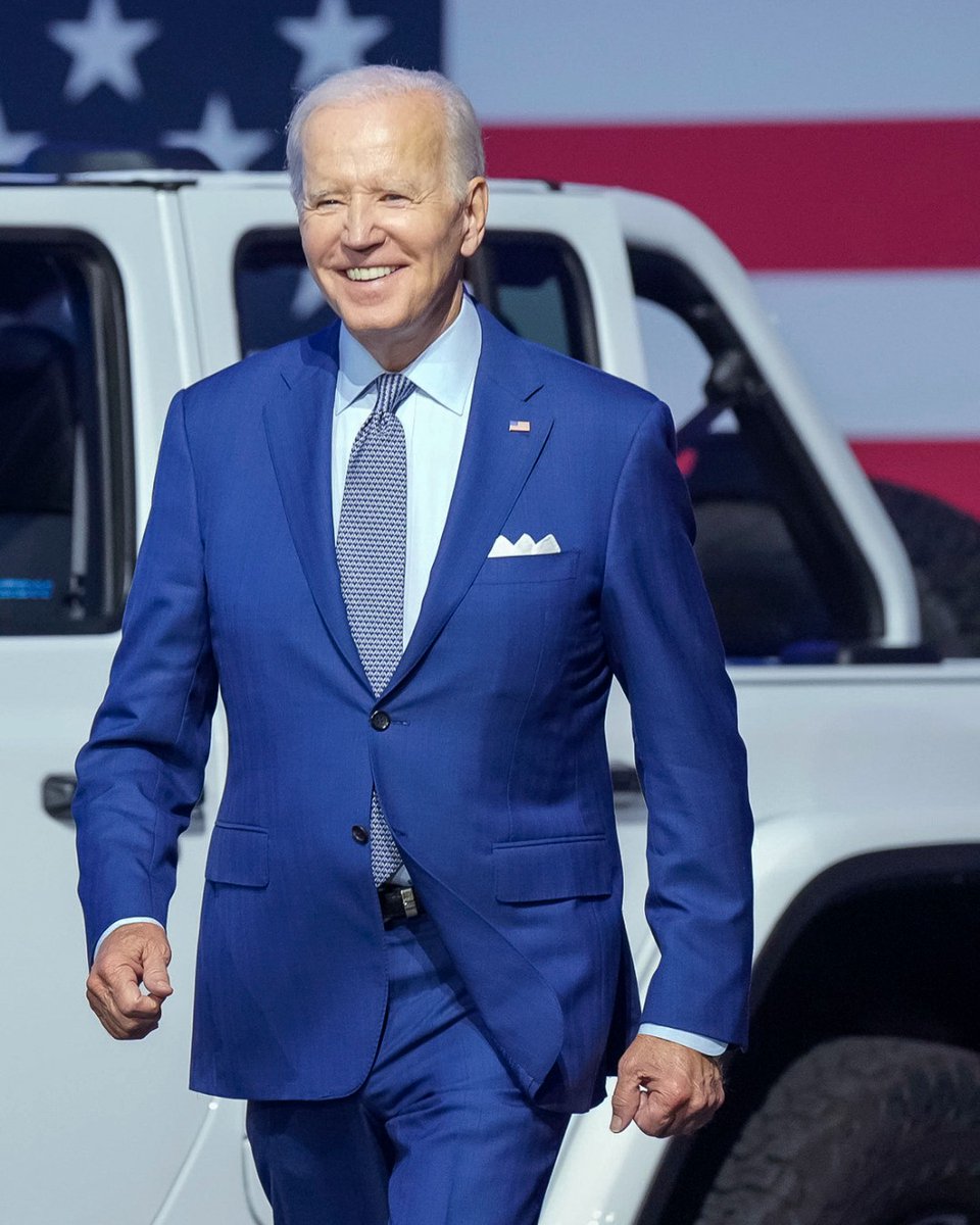 TheDemocrats's tweet photo. 800,000 manufacturing jobs have been added under President Biden. 🇺🇸 https://t.co/knPR72iYQD