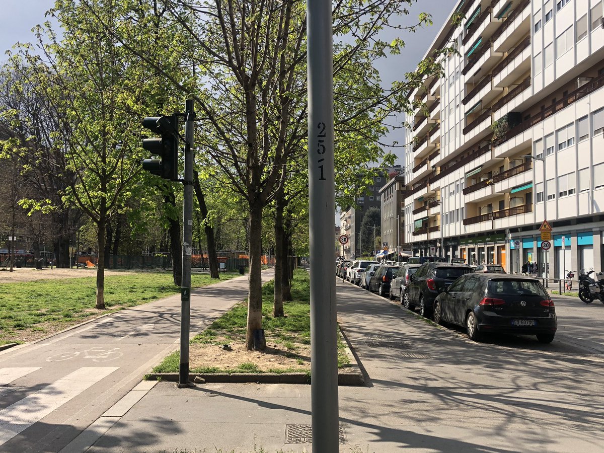 tinalab's tweet photo. @ComuneMI tra le varie perplessità su questi nuovi “giardinetti”
di #CorsoIndipendenza io questa cosa ve la devo chiedere: perchè credete che #bici e #monopattini debbano sfrecciare nel #verde mentre i #pedoni sono relegati tra le auto parcheggiate? che senso ha? #verdepubblico https://t.co/VEMtZWYKUv