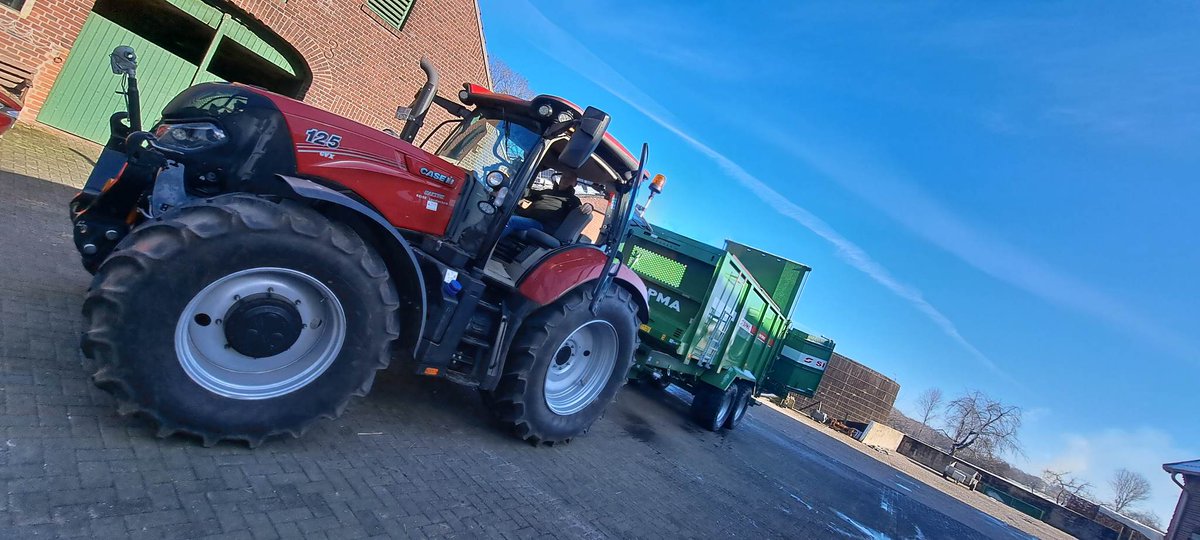 profiMagazin's tweet photo. Abgelichtet ist ein #Case IH Maxxum 125 CVX mit #Sipma RO 1400 Tornado. https://t.co/vEuQWRimgJ