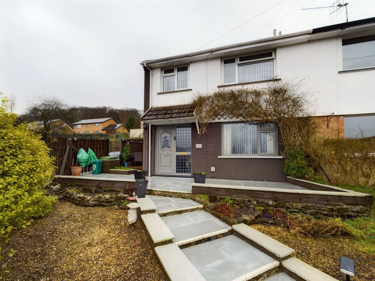 A spacious three bedroom semi-detached property in a convenient location. Benefitting an open-plan lounge/diner, utility room, attic room and gardens. Viewing highly recommended. 😊

ow.ly/PyuX50NsxcV