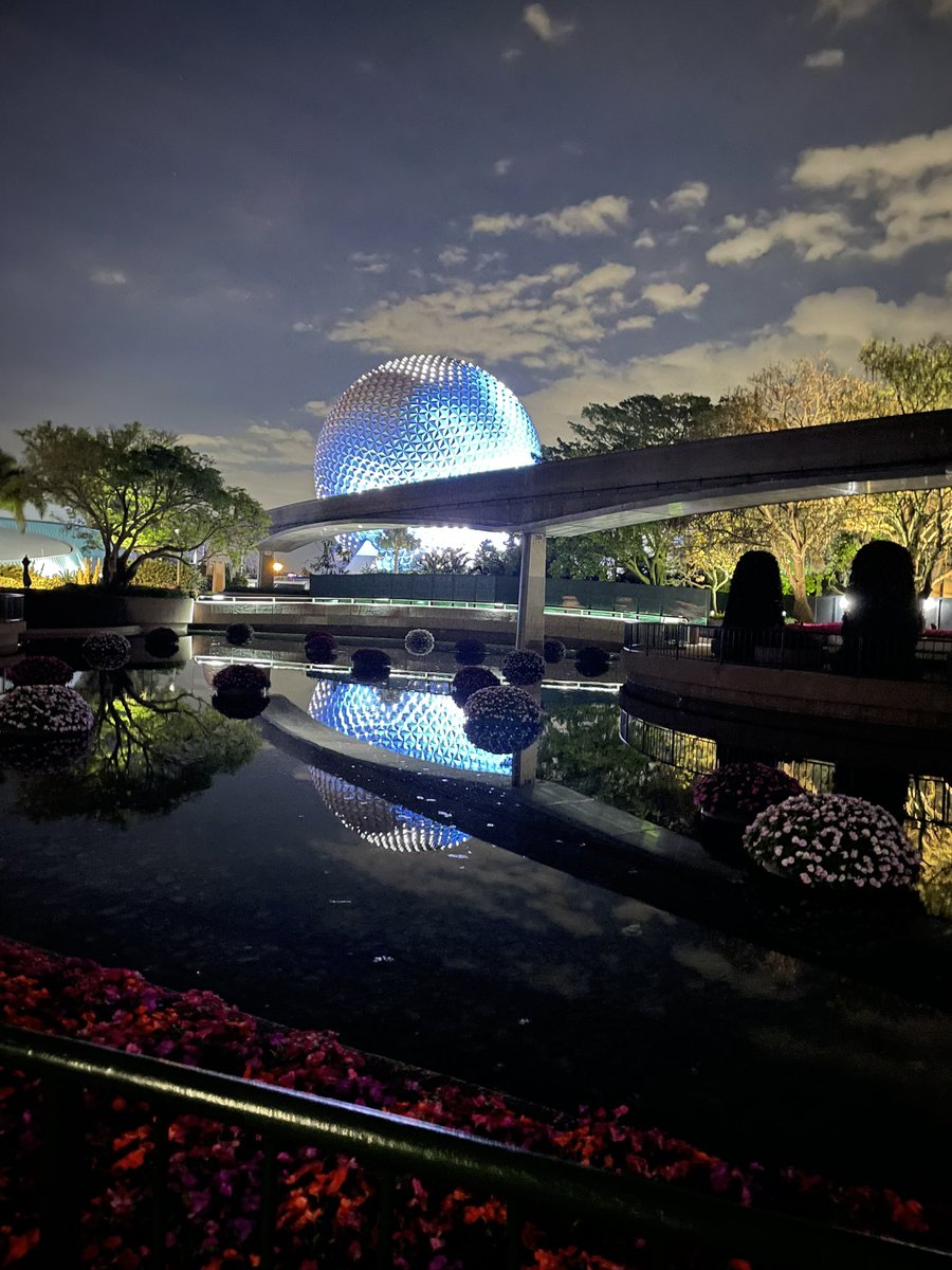 heidi_spring4's tweet photo. #epcot #DisneyWorld Beautiful evening last night. https://t.co/fP0NhKCAF2