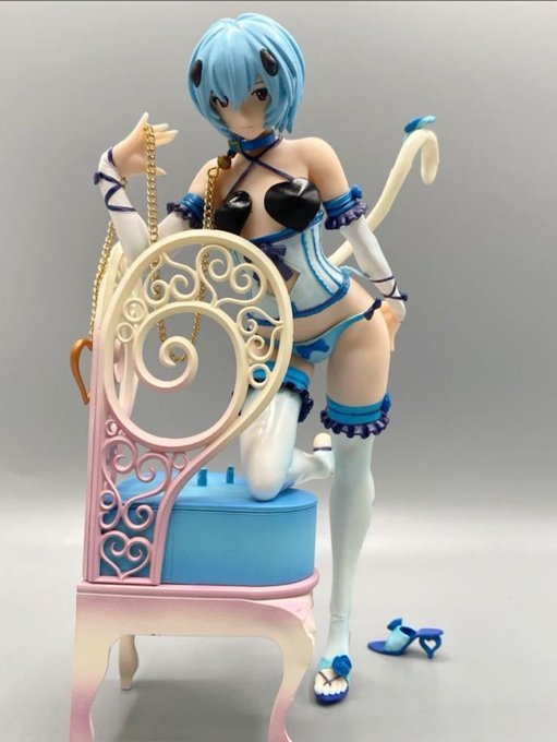 オークション等で売られているものnativeのネコぱらフィギュアの海賊版と何かの綾波をくっ付けて販売 #フィギュア 