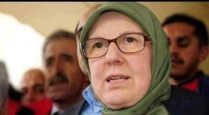 friedrichxq_s's tweet photo. Oy verirken, 45 erkek çocuğunun tecavüze uğramasına "bir kereden bir şey olmaz" diyen Sema Ramazanoğlu’nu unutma Türkiye.!!!! https://t.co/AnEtdmOv7r