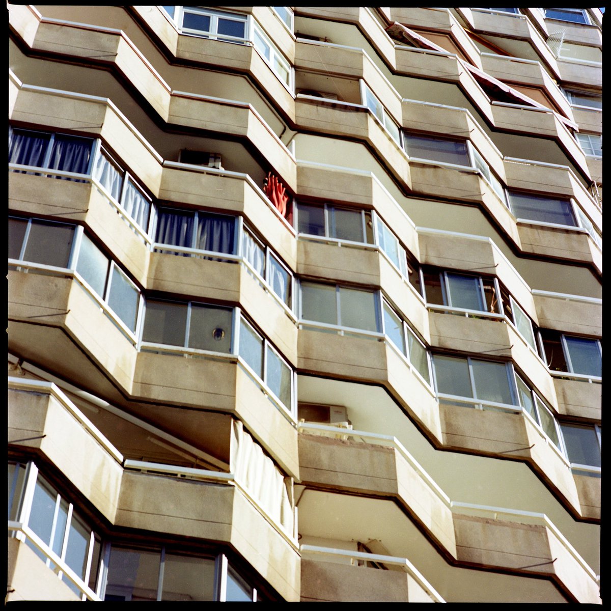 Façades, Barcelona.
@Hasselblad 500CM 
@Kodak #tmax100 & #portra400