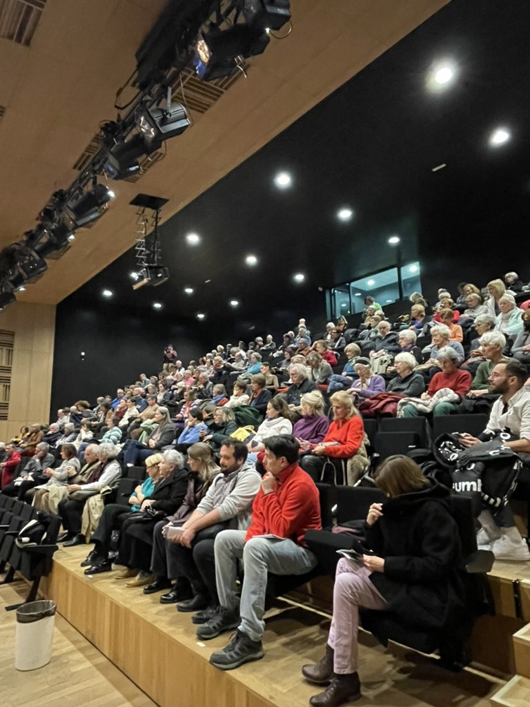 Beaucoup de monde ce soir au conservatoire Maurice Ravel de la @mairiedu13 pour débattre sur la #FinDeVie avec @annesouyris, Isabelle Marin, @JeanLucRomero et @JonathanDenis alors que la #ConventionCitoyenne du @lecese va rendre ses conclusions en fin de semaine