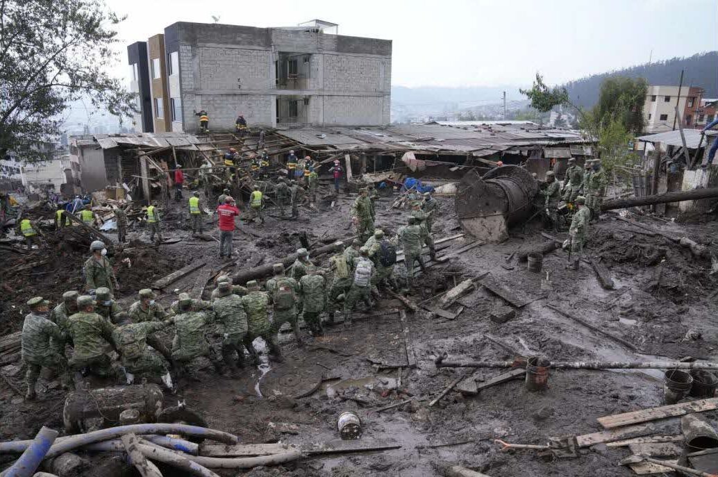 AlterNewsOnline's tweet photo. 🔴 Un glissement de terrain dans le sud de l'Équateur, une zone qui subit de fortes intempéries depuis plusieurs semaines, a fait au moins 16 morts, 16 blessés et sept disparus, a indiqué lundi le Secrétariat général de gestion des risques. (@RFI) #AlterNews https://t.co/kd7X8f0fur