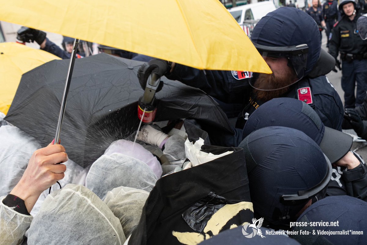 Heute versuchten etwa 400 Klimaaktivist*innen vom Bündnis #blockgas die europäische Gaskonferenz in #Wien zu blockieren. Die Polizei war mit einem rigorosen Aufgebot im Einsatz und begegnete dem Protest mit Gewalt und Kriminalisierung. Es wurden 143 Personen verhaftet. #w2703