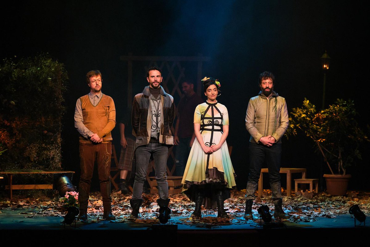 ¿Quieres jugar conmigo? ¿Alguna vez te has inventado una palabra? ¿Está tu generación condenada al hedonismo? ¿Te preocupa hasta dónde puede llegar todo esto del reggaeton? ¿Tienes pueblo? ¿Cuando fue la última vez que echaste una carrera?
#Jardines <a href="/Teatro_Infanta/">Teatro Infanta Isabel</a> 
Jueves 21:30