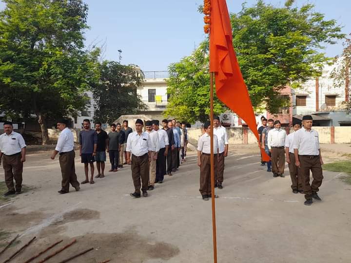 DHARMEN76121097's tweet photo. "गोविंद नगर, नगर शारीरिक शिक्षण प्रमुख,हिंदू "नव वर्ष मंगलमय हो, पथ संचलन.. "भारत माता की जय"......!! https://t.co/nEC727P9Bk