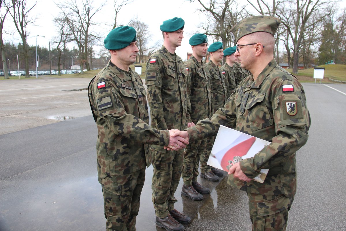 ArturDebczak's tweet photo. Podoficerowie to podstawa każdej armii. Kolejni absolwenci #SzkołaPodoficerskaLogistyki w #CSLog zakończyli szkolenie i zasilą szeregi #IWspSZ #WojskoPolskie #logistyka #podoficer #SPLog https://t.co/w2WYhPnuoQ