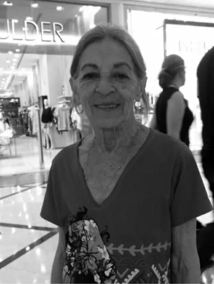 misteriouspavao's tweet photo. Duas educadoras que amava seu trabalho e arriscaram suas vidas para salvar seus Alunos, Heley Abreu foi queimada viva salvando crianças numa creche depois de que um vigilante proposital colocou fogo. Elisabete tomou uma facada de um adolescente de 13 anos. 

Mas a mídia vai colocar Anitta, Pablo Vittar como mulheres do ano é mole?