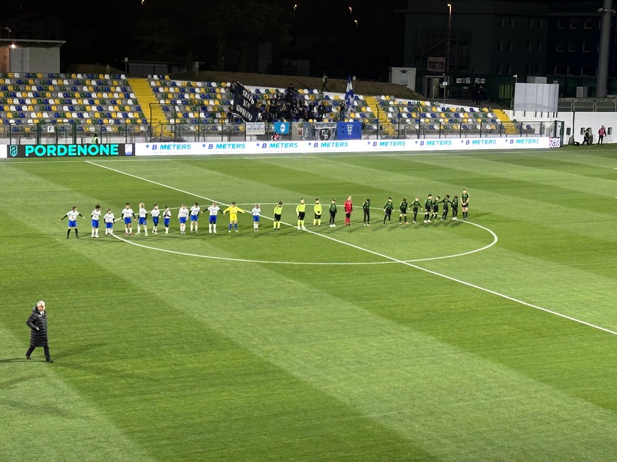 I baby di ⁦@PordenoneCalcio⁩ e #prosesto in campo. Siamo pronti #forzaramarri