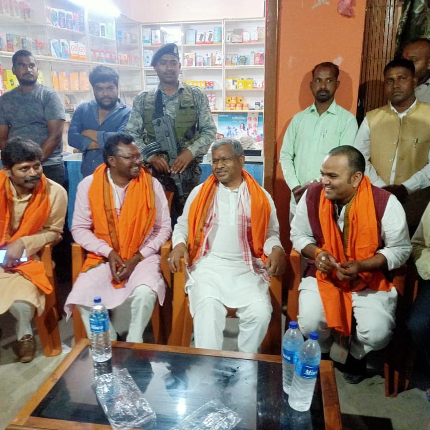 ManishjaiswalH's tweet photo. @yourBabulalझारखंड के पूर्व मुख्यमंत्री बाबूलाल मरांडी जी रांची जाने के क्रम हेरहंज में भाजपा मंडल अध्यक्ष मनीष जायसवाल के आवास में रुके साथ में लातेहार जिला अध्यक्ष हरिकृष्ण सिंह,विनय जायसवाल, भाजयुमो प्रदेश अध्यक्ष किसलय तिवारी,  राजधानी यादव, कार्यालय मंत्री अरविंद तिवारी जी https://t.co/MkbDOJSDH6