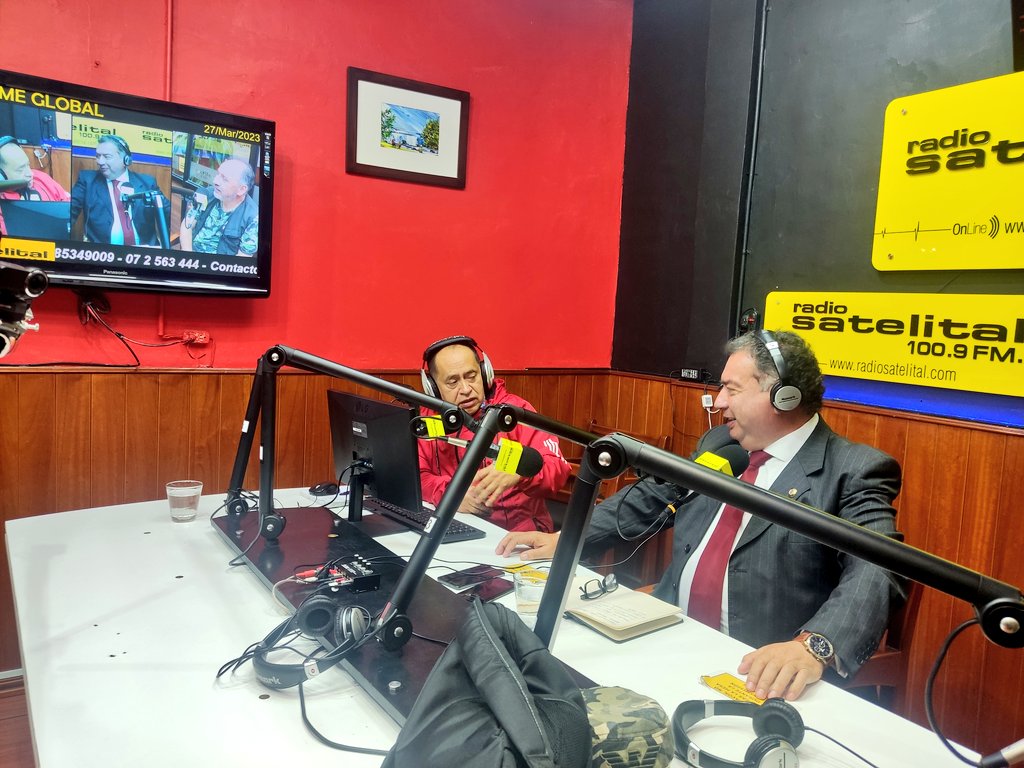 📻| En radio Satelital, 100.9 FM, <a href="/FredyBravoB/">Fredy Bravo</a>, gobernador de #Loja, informa que se encuentra habilitado un carril de la vía #Loja - #Catamayo, luego del deslizamiento producido en la mañana. Entre otros temas, recalca que el Gobierno tiene como prioridad la atención vial.